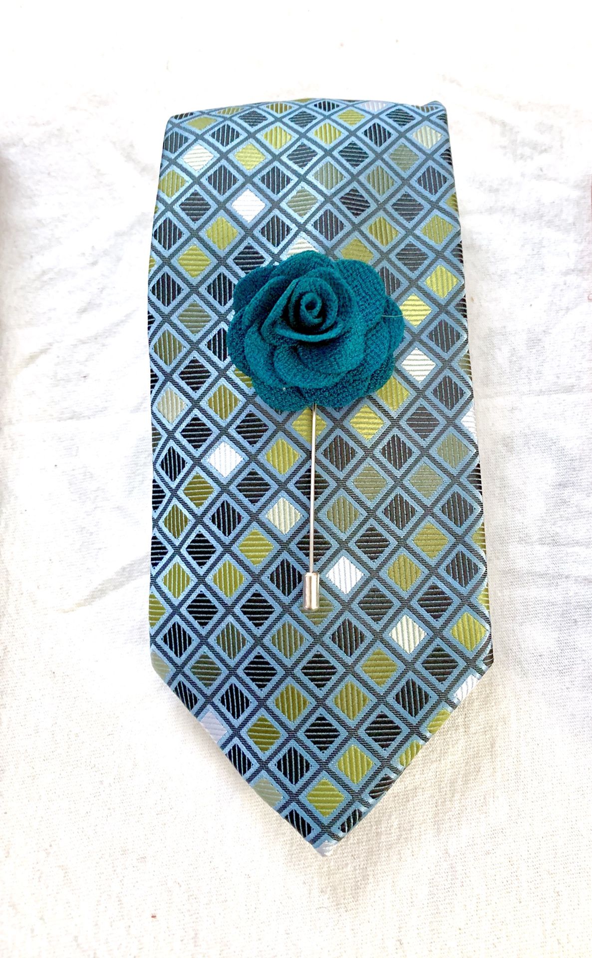 Green and white necktie set.