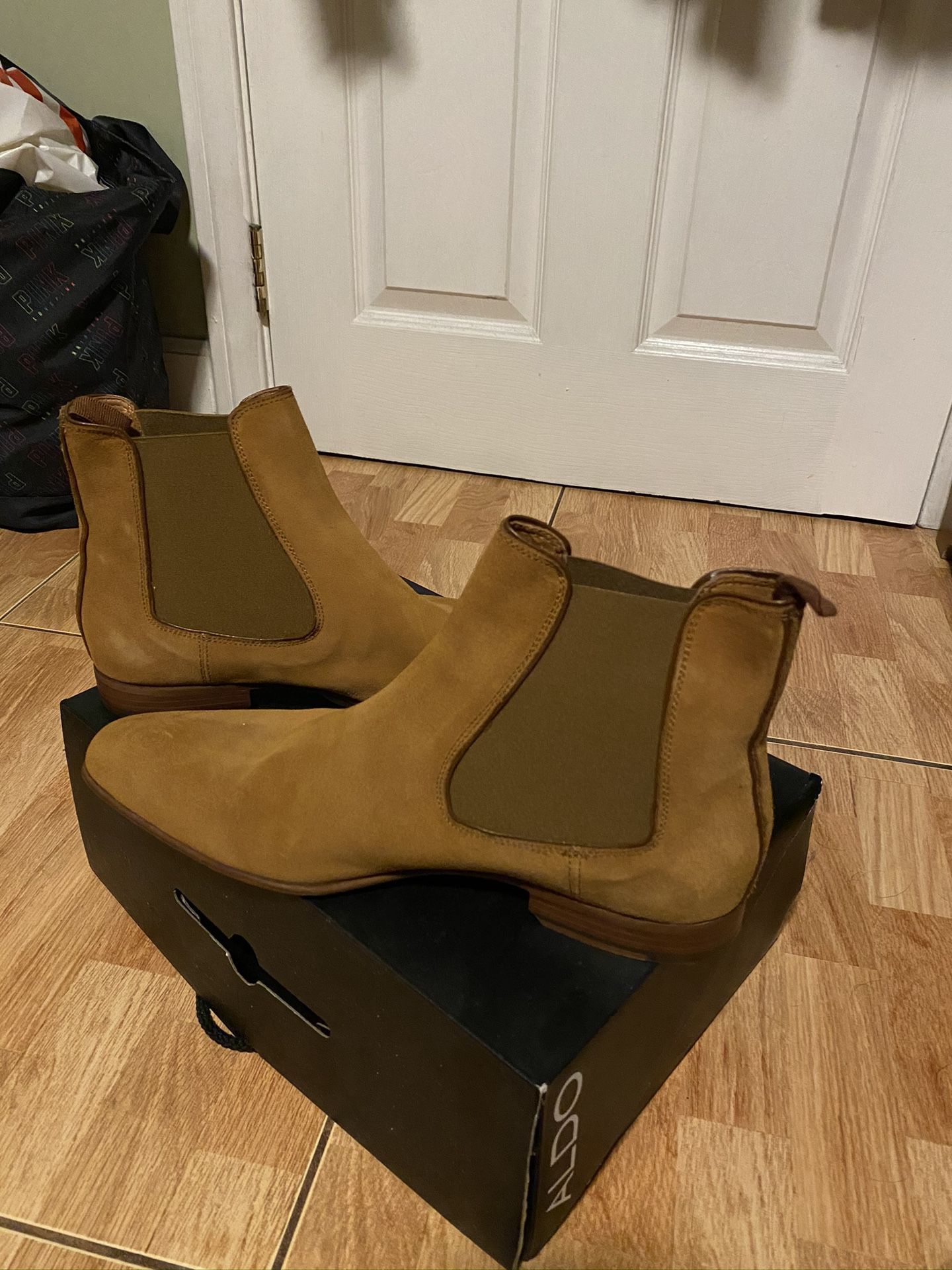 Aldo Men’s Chelsea Boots Size 11