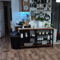 Tons Of Farmhouse Decor, Farmhouse Table, And Ashley Recliner
