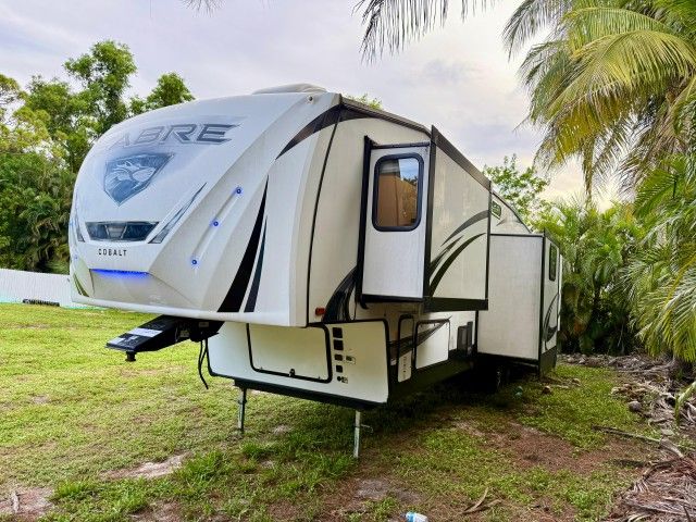 2019 Forest River Sabre Floorplan 36BHQ 42 ft