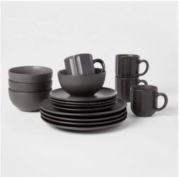 16 Pc Dinnerware Set (New Factory Sealed)