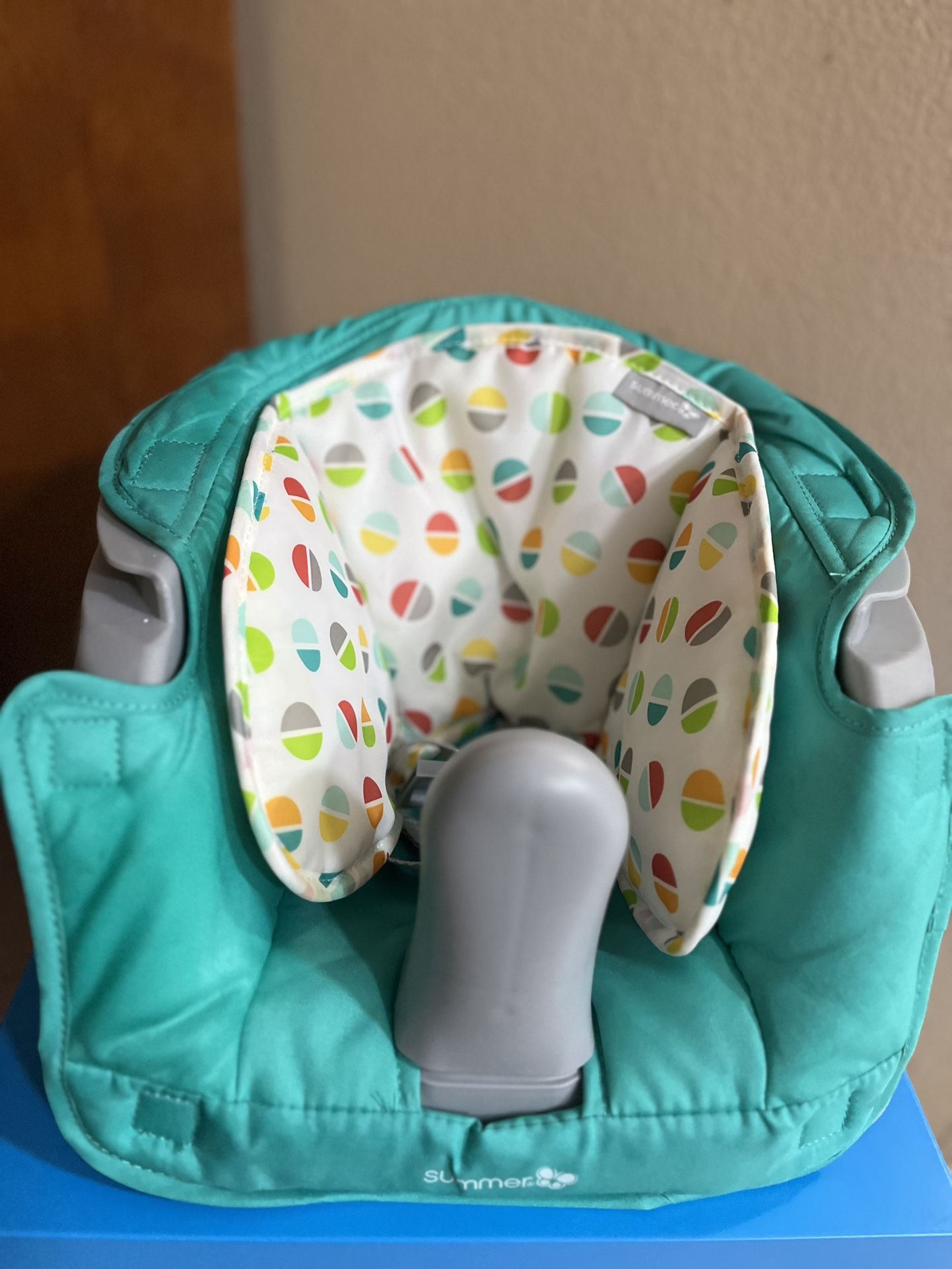 Booster Seat - Summer Infant brand - Excellent Condition