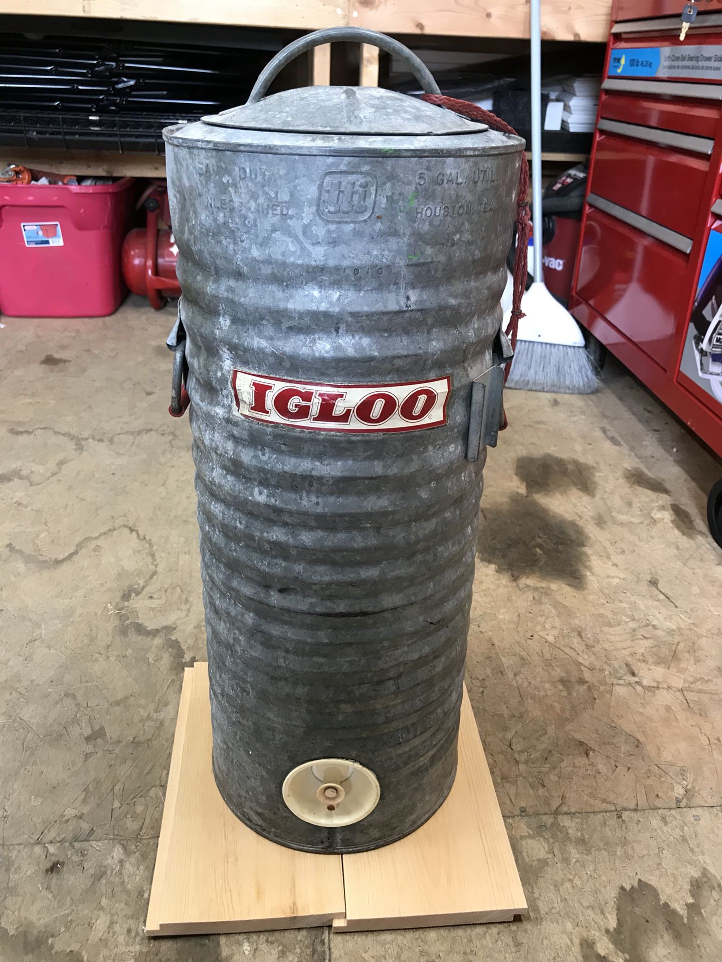 5 Gallon vintage Igloo water cooler
