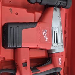 NEW MILWAUKEE DEMOLITION HAMMER RETAILS 750$ I ONLY WANT 400$ COMES WITH UR CHOICE OF BIT FREE!!! PRICE FIRM