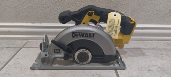 DEWALT NO BATTERY 20V 6-1/2 in. Cordless Circular Saw - New