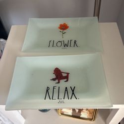 2 Glass Plates With Floral Designs