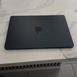 2022 MacBook Air M2 (Midnight) 8GB RAM 256GB SSD – Excellent Condition