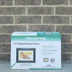 Pandigital 7" Digital Photo Frame/Remote 