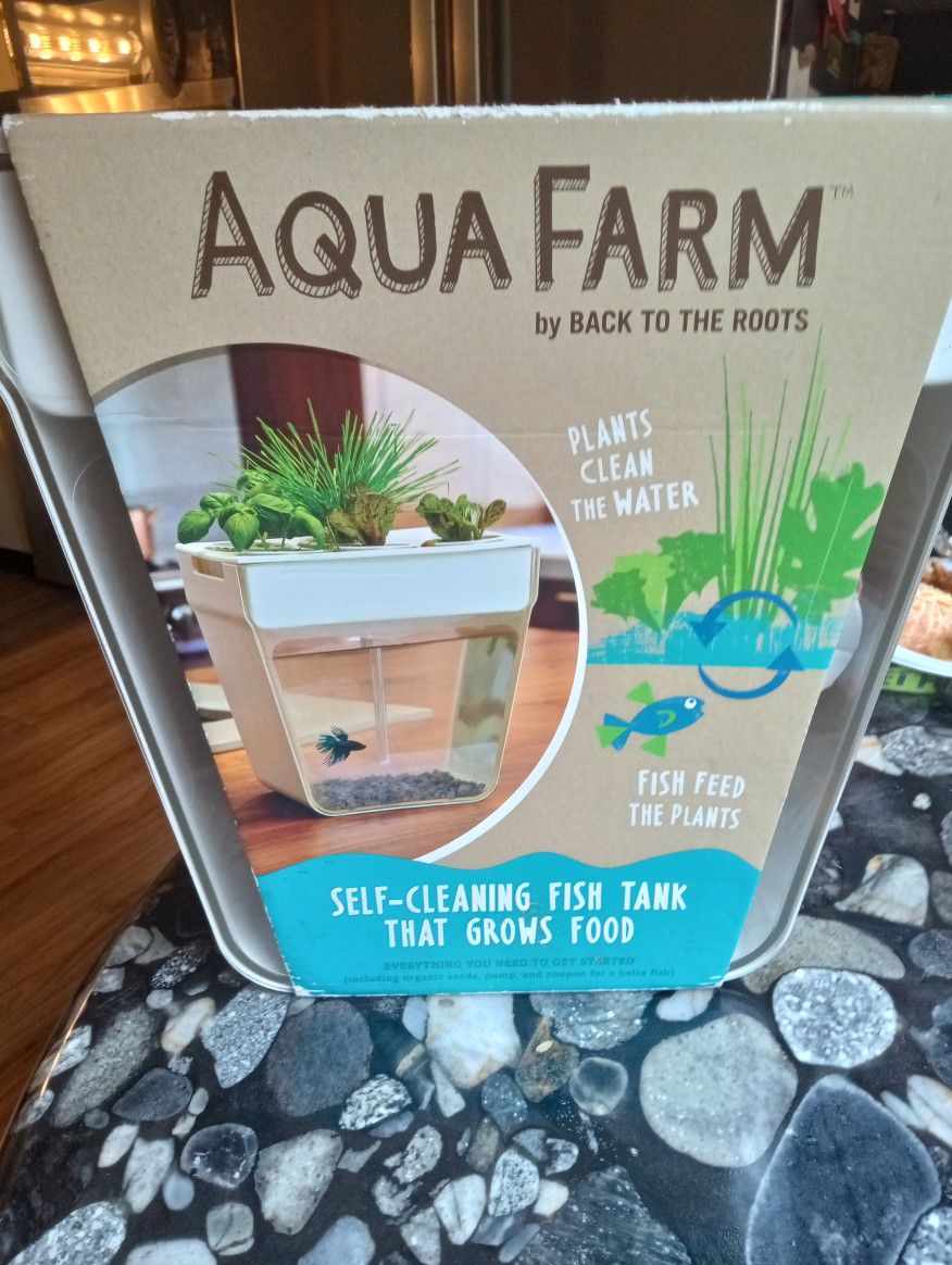 New In Box 3 Gallon Self Cleaning Fish Tank 