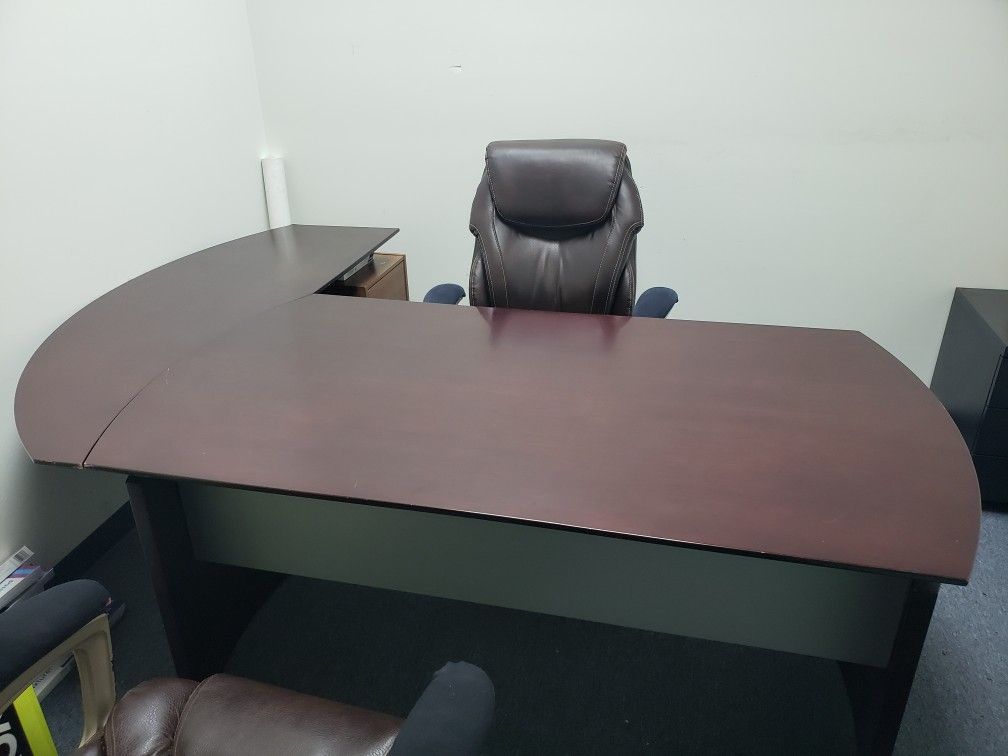  Executive desk with return.