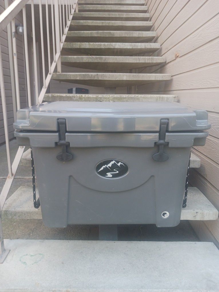 Grizzly Ice chest Cooler 