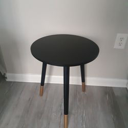 Round side TABLE WITH GOLD ACCENT LEGS In EXCELLENT CONDITION 