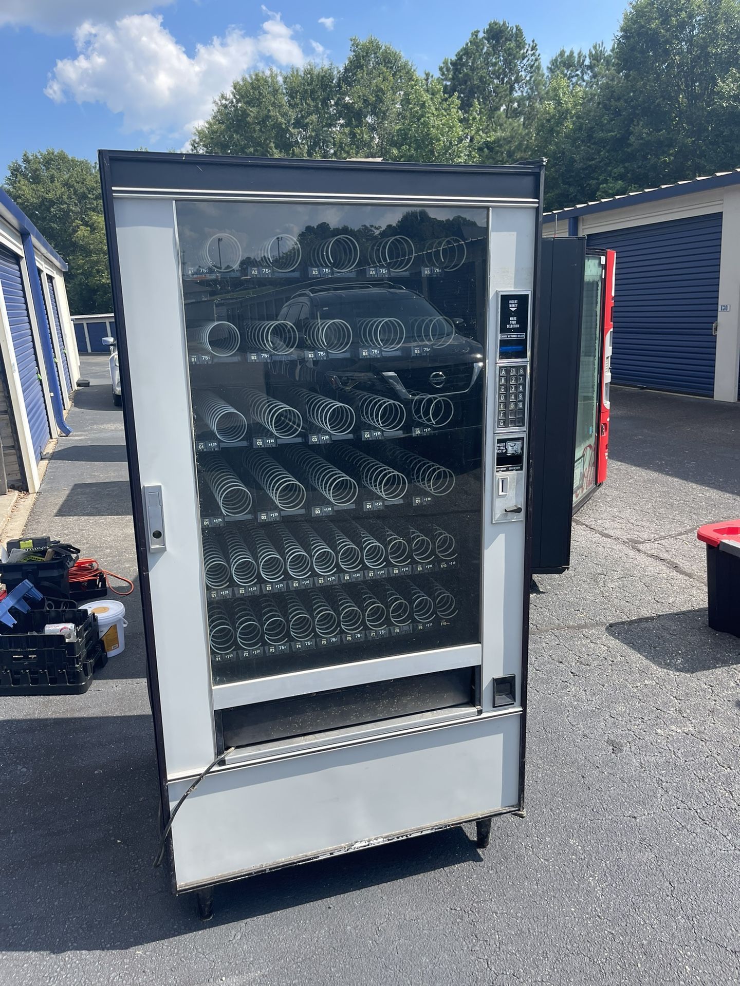 Snack vending machine