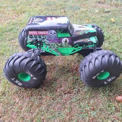 MONSTER JAM MEGA GRAVE DIGGER.  