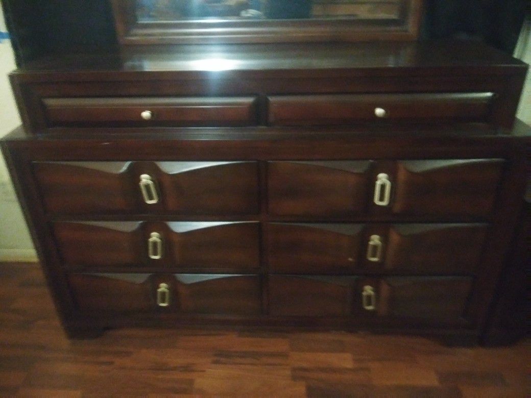 Simmons Dresser w mirror and Night stands