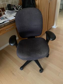 Swivel rolling office chair