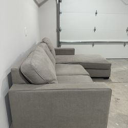 Couch With Reversible Chase