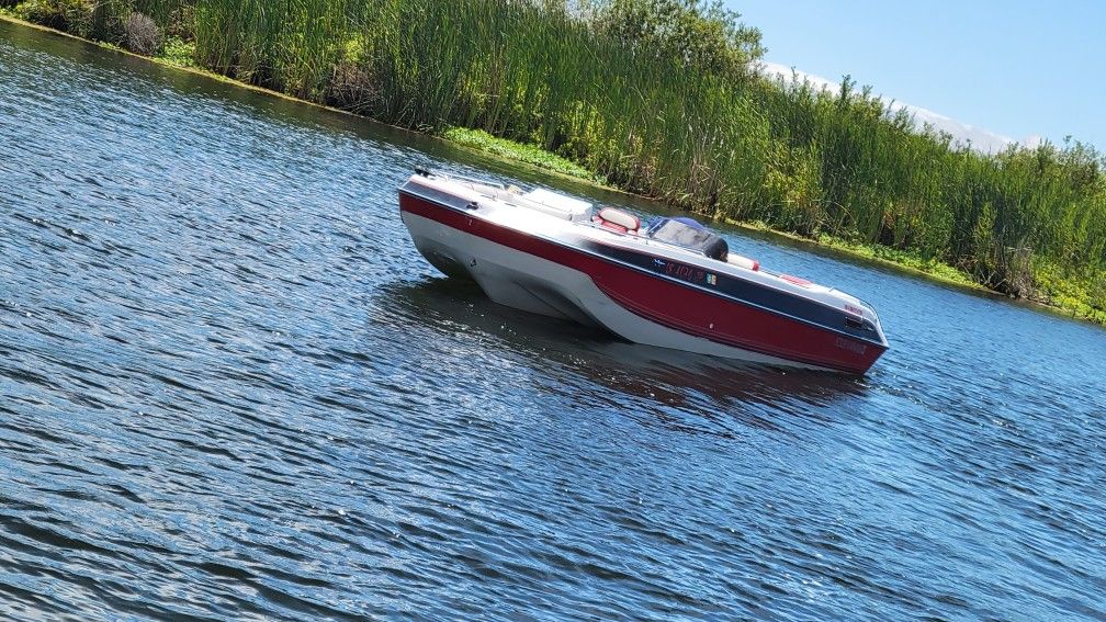 89' Four Winns Deckboat /Will Trade For Fishing Boat