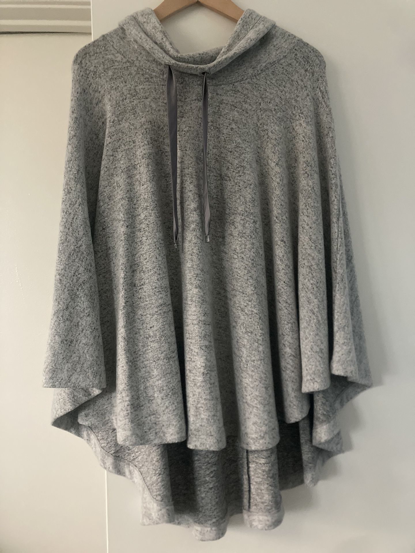 Preowned White House Black Market Cozy Knit Ponch - Light Heather Grey