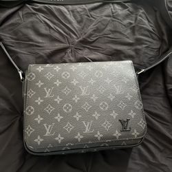 LV MESSENGER BAG