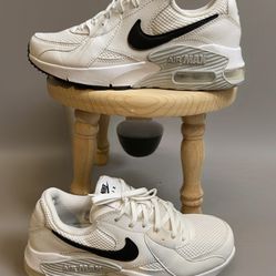 Nikes air Maxx size 7 women’s used once