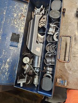 Hydraulic crimper with collets.