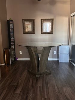 Contemporary/Modern Glass Top Dining Room Table and Chairs