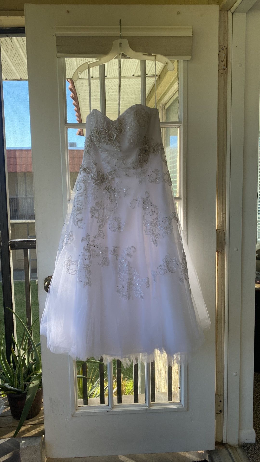 Oleg Cassini Wedding Dress Never Been Worn Size 8