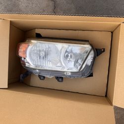 OEM 2013 Toyota Highlander Passenger Headlight 