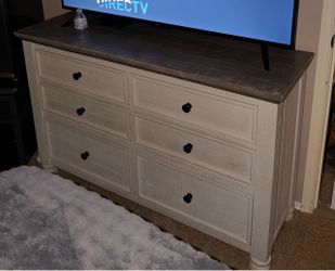 Ashley’s Twin Bedroom Set