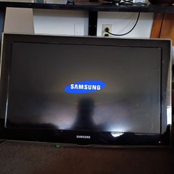 Samsung 32 Inch Non Smart TV But Works Excellent 