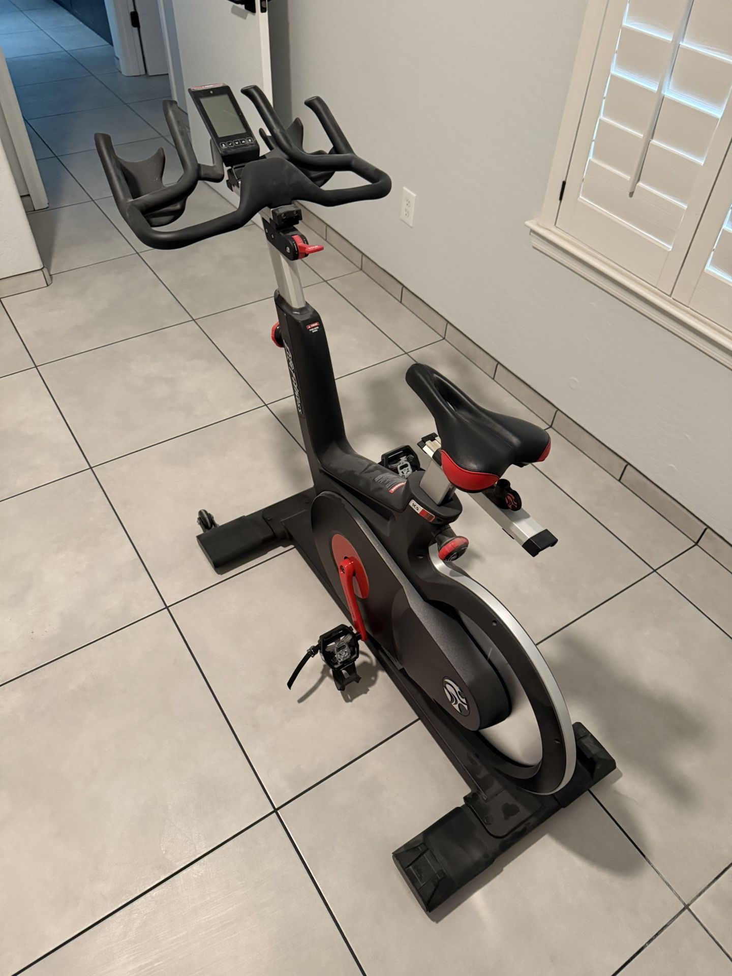 LifeFitness IC5 Indoor Cycle – Commercial Grade Spin Bike – $1,100
