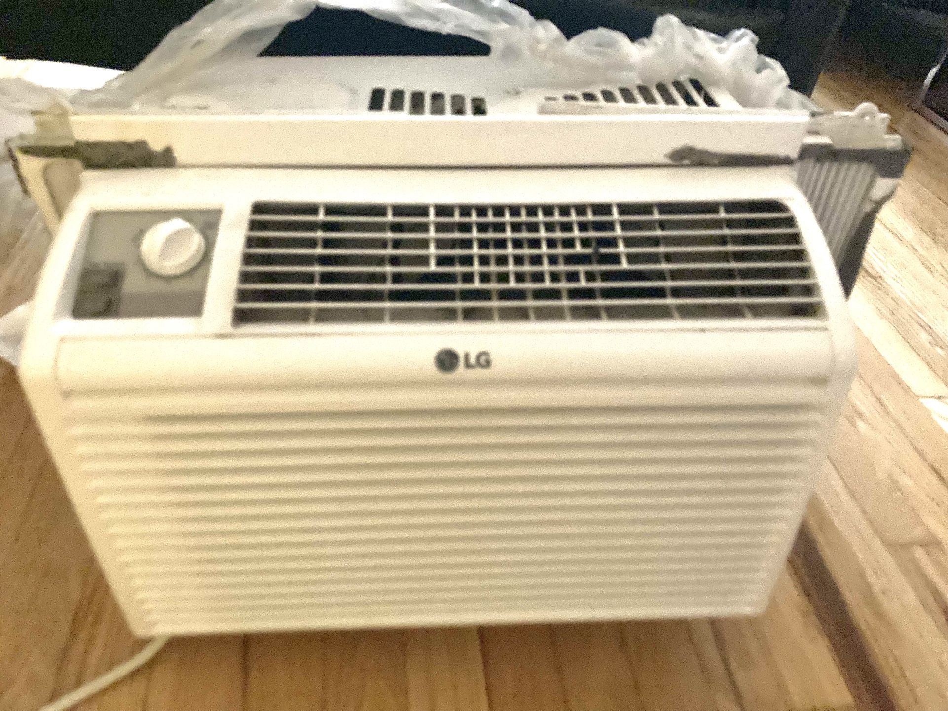 LG 5000 BTU window AC - soldasis