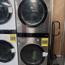 New LG WashTower 4.5cu Ft Front Loading Washer And Gas Dryer Set 