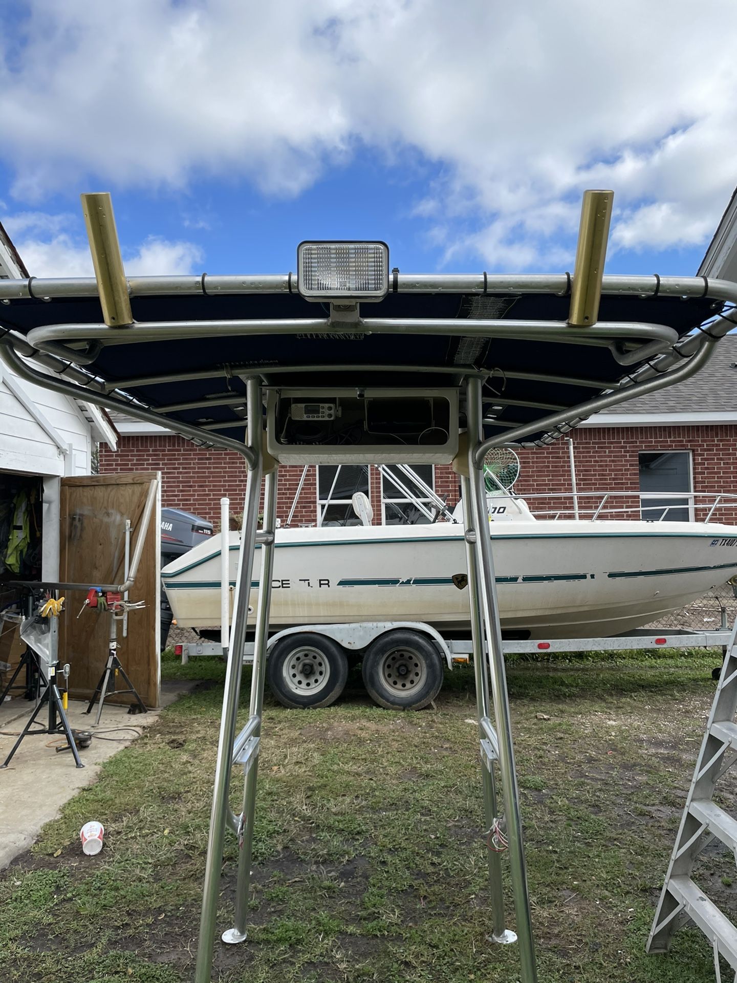 T Top With Store Box, Radio Frecuencia And Marine Radio