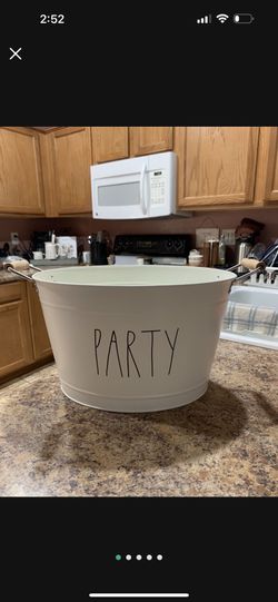 Ray Dunn Party Tub. $20.