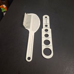 Set Of 2 Pasta Utensils: Portion Measuring Stick & Pasta Serving Claw Drain By Tupperware- Excellent Pre-owned Condition