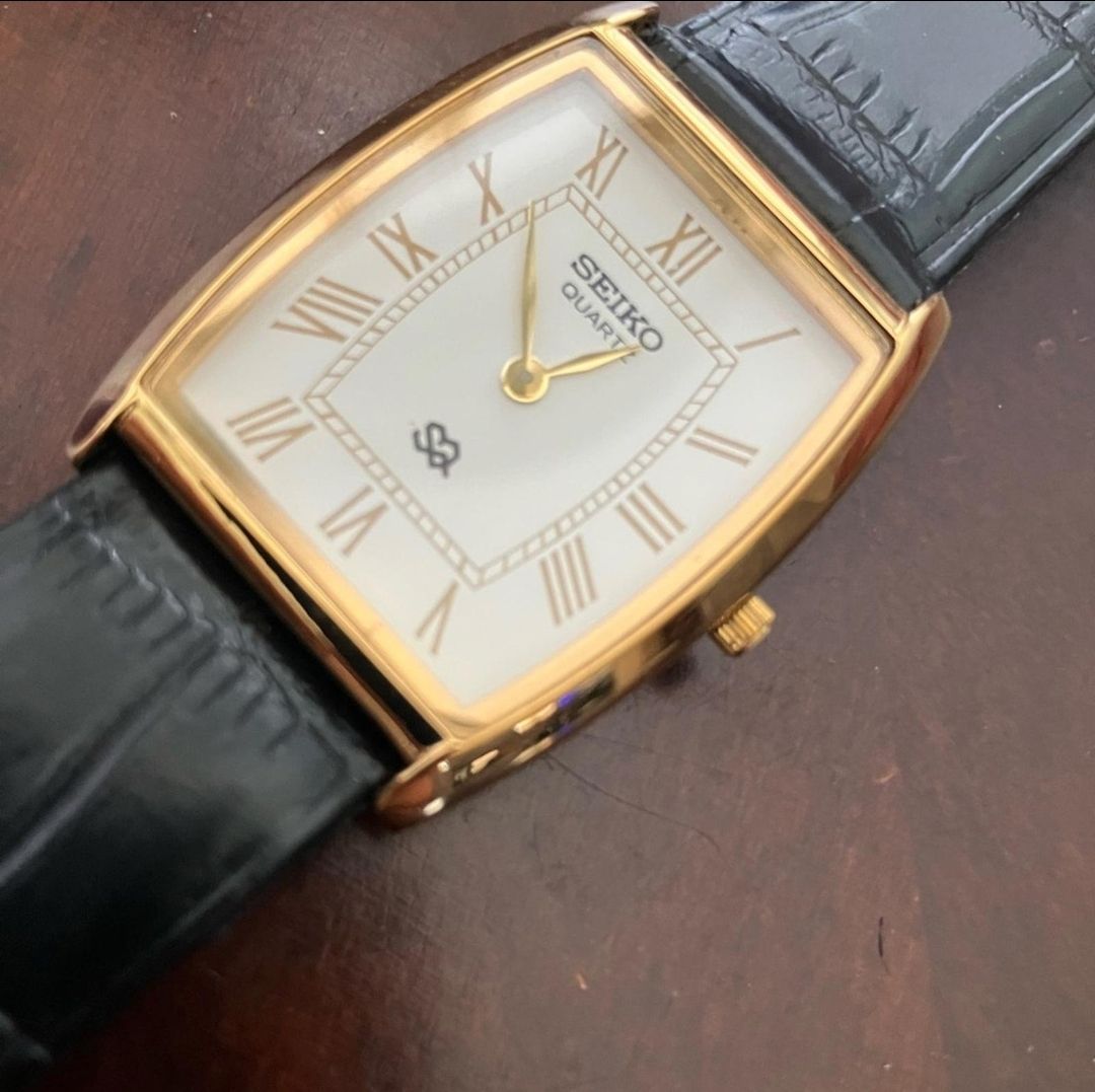 Seiko slim Tonneau/Barrel Tank Gold and Black Rectangular Watch