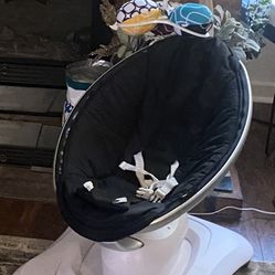 4 Moms Mamaroo Multi- Motion Baby Swing with Bluetooth