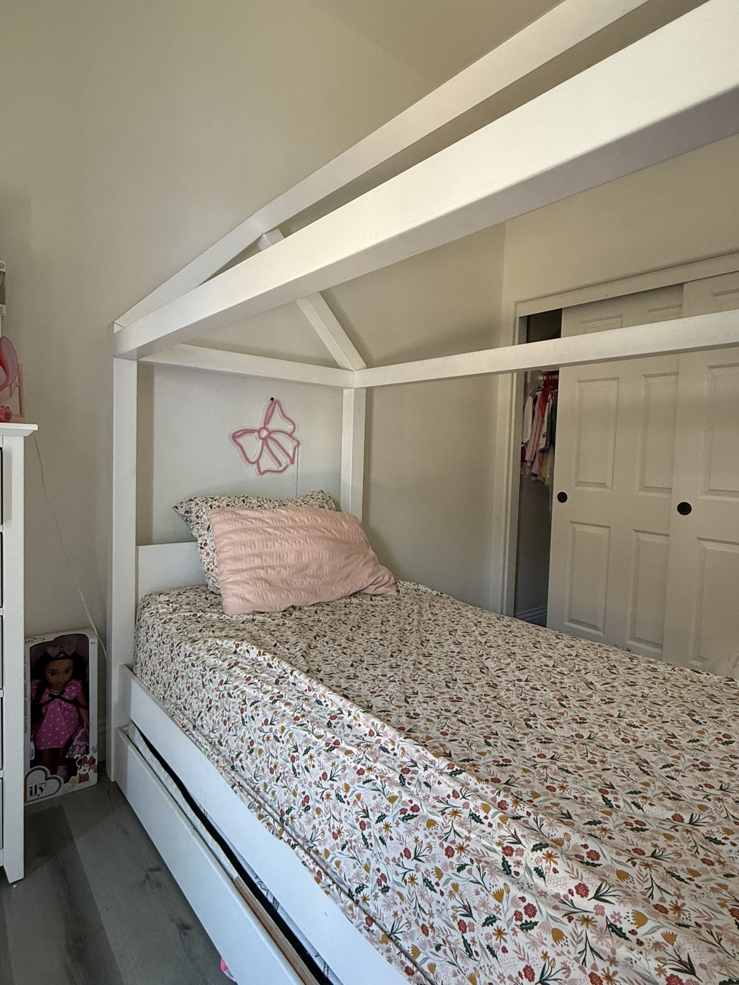 Twin Canopy Bed W Trundle