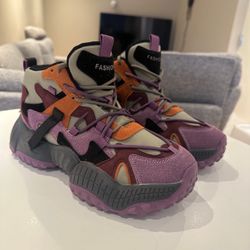 Stilige og komfortable sneakers  Man size :10-10.5 Women size:11.5-12 Brand new