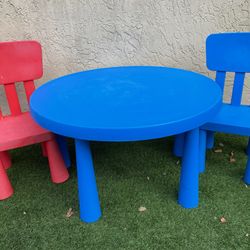 Children's table & 2 Chairs - indoor/outdoor - Delivery Available for a Fee - See My Other Items 😃
