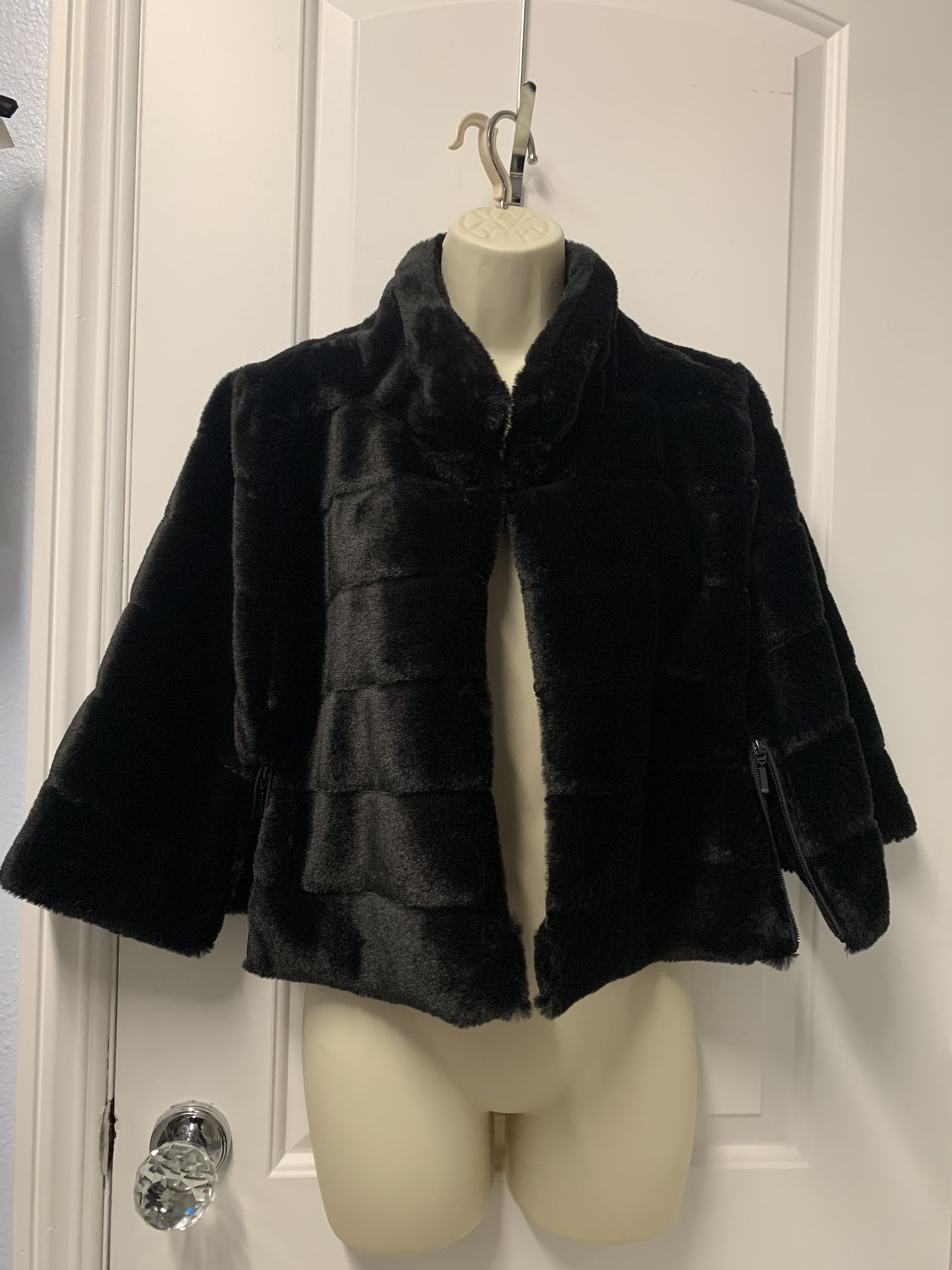 ✨New With Tags✨ Bcbg Adult Women Large Black Cape Faux Fur Over Coat  Hook Closure Arm Bands