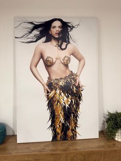 Rosalía Canvas Frame