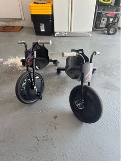 Set of 2 Razor RipRider  Drift Trike with Colorful Lights, 3 Wheeled Ride-on Toy for Kids 5+