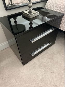 2 nightstands