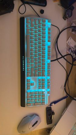 Alienware wired gaming keyboard and wireless mouse