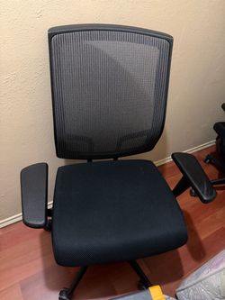 Black Mesh Back Office Chair with Armrests