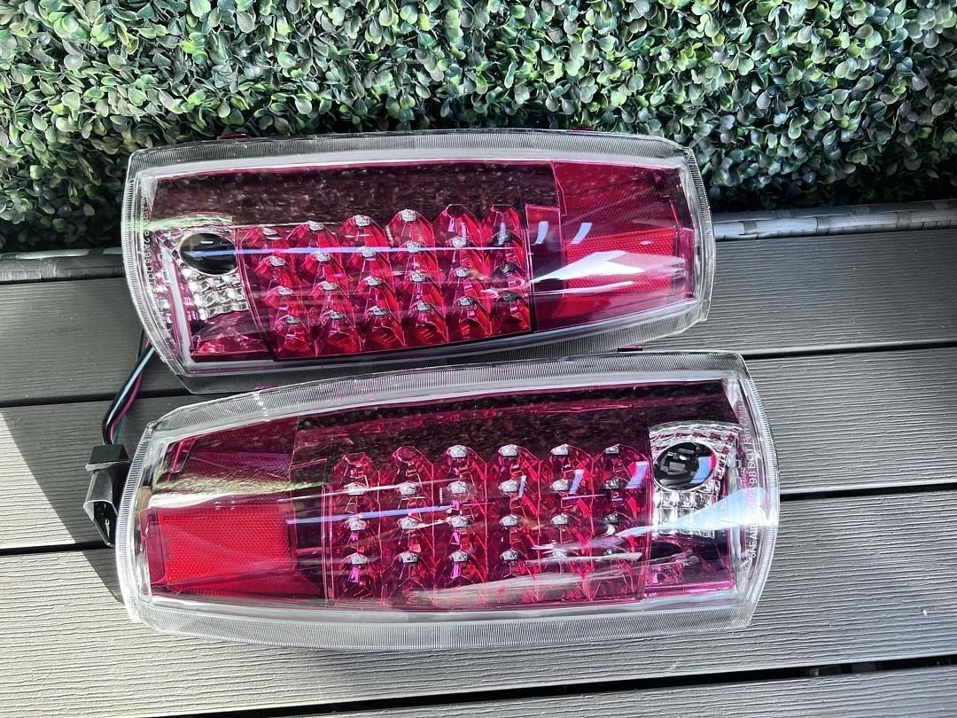 LED Tail Light Assembly Driver & Passenger Side [Compatible with 99-00 Escalade / 92-94 Blazer / 88-99 C1500-C3500]