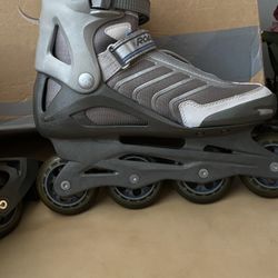 Beautiful women's skates size 9